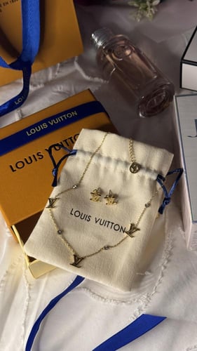 هدية نسائية جاهزه عطر ديور + سلسال مع حلق لويس فيت...