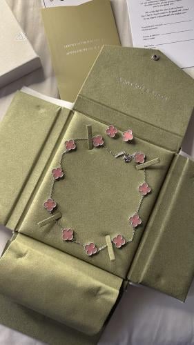 طقم عقد فان كليف 10 وردات لون وردي مع الحلق