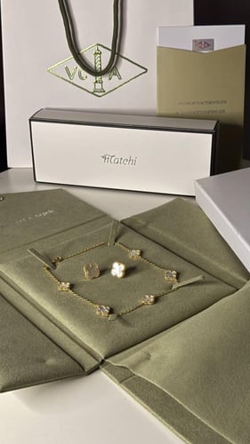 طقم عقد وحلق فان كليف 5 وردات ابيضّ صدفي