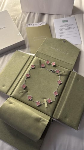 طقم عقد فان كليف 10 وردات لون وردي مع الحلق