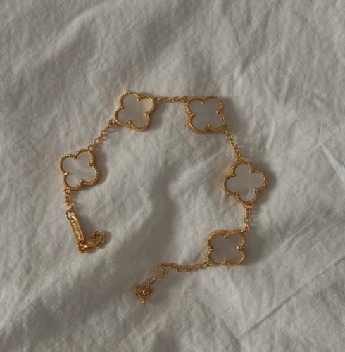 اسوارة فان كليف ابيض