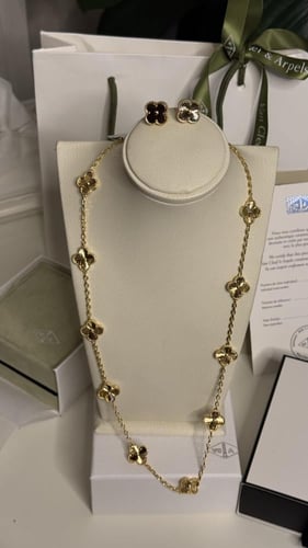 طقم عقد فان كليف 10 وردات الذهبي مع الحلق