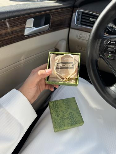 سوارة غوتشي البيضاء