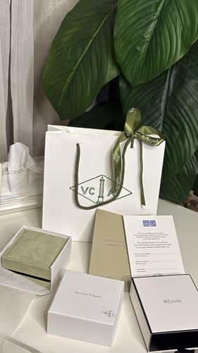 طقم عقد فان كليف 10 وردات لون وردي مع الحلق