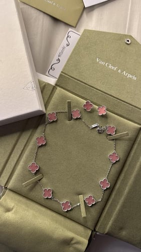 طقم عقد فان كليف 10 وردات لون وردي مع الحلق