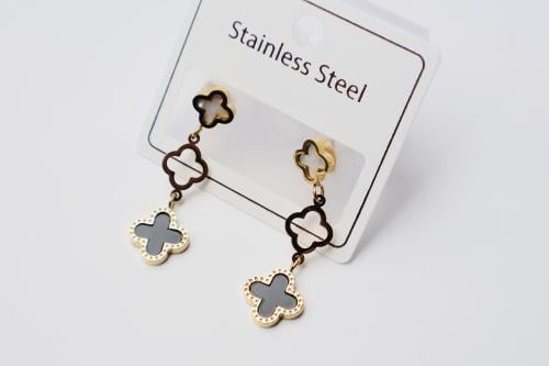 طقم حلق باللون الذهبي مستوحى من تصميم فان كيلف