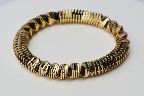 سوار بتصميم عصري مطلي باللون الذهبي