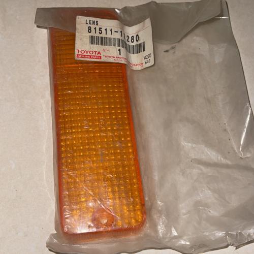 Right side headlight glass for Hilux model (84-88)...