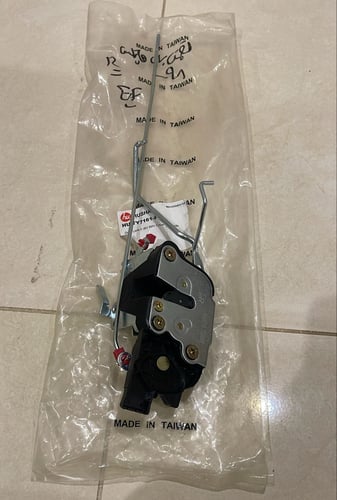 Front right door lock for Hilux pickup + two boxes...