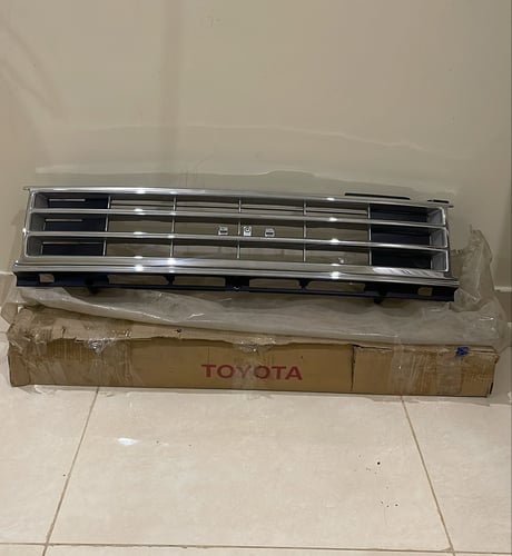 Hilux grille model (87-88) original new agency