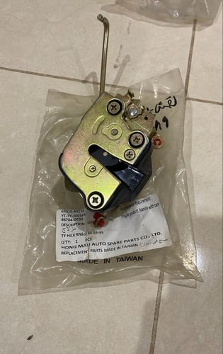 Front right door lock for HiLux pickup + two picku...