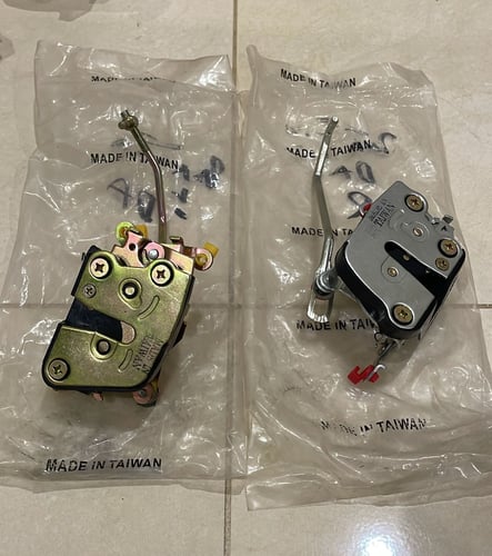 Front door locks for Hilux pickup + two doors. Rig...