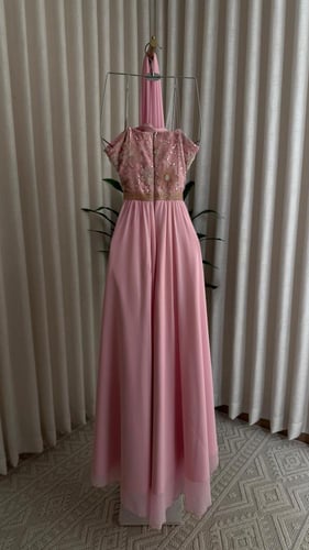 فستان سهره ناعم بصدريه مطرزه وشال منفصل