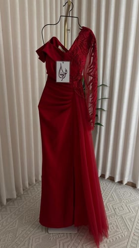 فستان سهره ناعم احمر بكم واحد وقصة ذيل