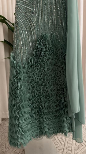 فستان سهره فخم مزين بكشكشه بالاسفل