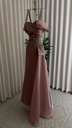 فستان لحمي انيق مطرز بكريستال