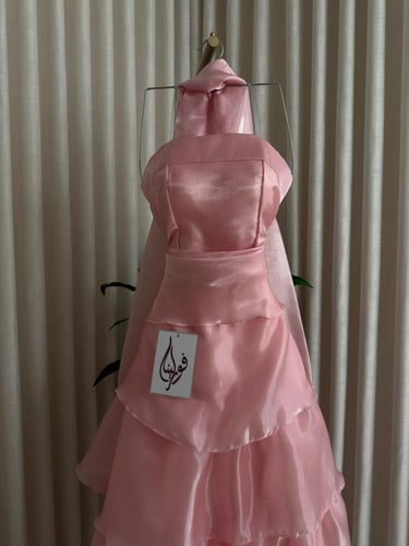 فستان وردي انيق متعدد الطبقات مع شال رقيه عريض