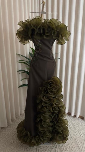 فستان سهره مزين بكشكشة انيقة