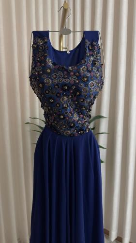 فستان سهره ناعم نيلي مطرز بترتر