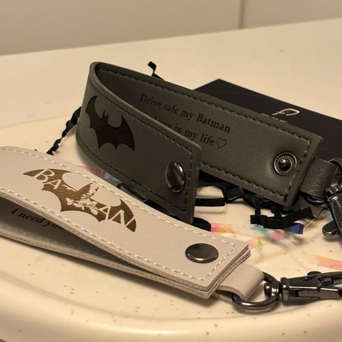 ميدالية جلد (مع كتابة من الداخل)