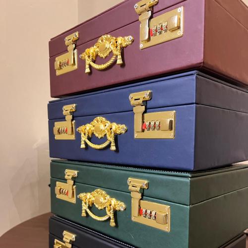 شنطة جلد شعار سيفين ونخله قفل أرقام حجم كيلو