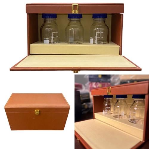 شنطة جلد فاخره لحفظ الأدهان مرفق معها ٣ زجاجات حجم...