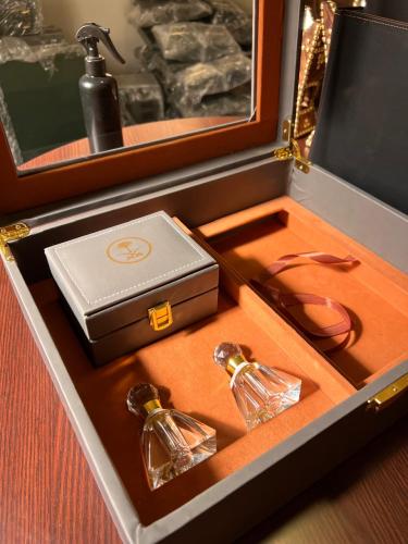 بوكس زجاجي بمبخرة نحاسية (لون المبخرة تسجل في المل...