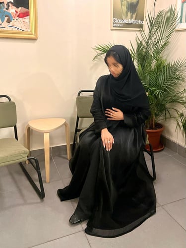 عباية حرير اورقينزا سوداء سادة