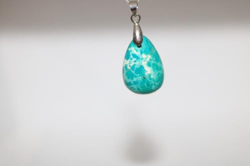 قلادة من حجر الـفيروز البيضاوي