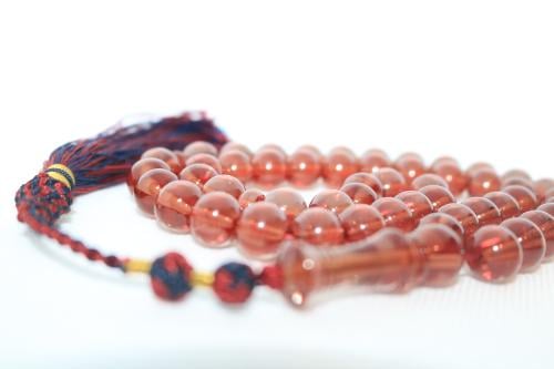 الاحمر الداكن الشفاف والعنابي