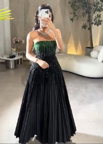 فستان اسود واخضر كسرات