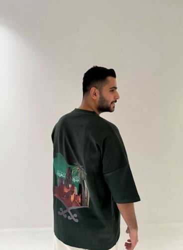 تيشيرت اليوم الوطني بتصميم الماضي والحاضر-