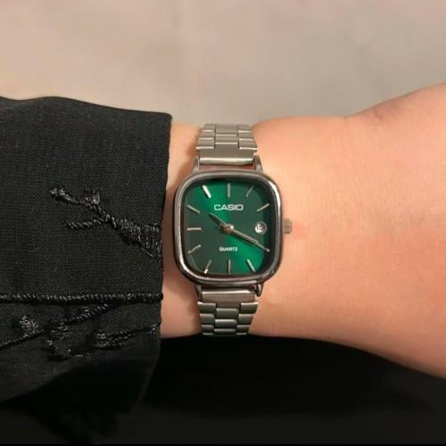 ساعة نسائي اخضر - بحفر حسب الطلب