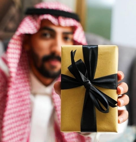 تغليف هدية مع كرت