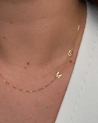 قلادة حرفين بلمسه انيقه