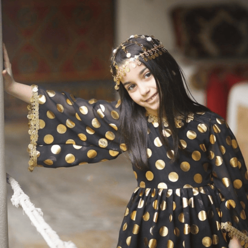 فستان اسود بتصميم جديد مع هامة الراس