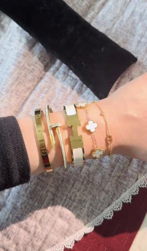 تصميم راقٍ لمجموعة أساور فضية تضفي لمسة من الأناقة