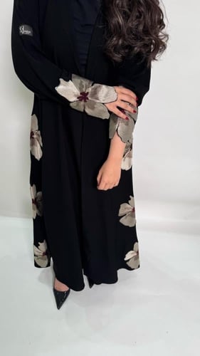 عباية انيقة بتطريز الوردة فخامة