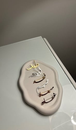 بروش أنيق بالاسم