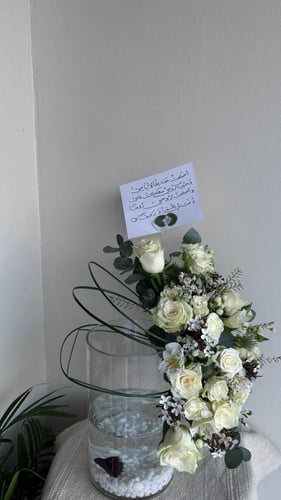 فازة الجوري الأبيض مع سمكة