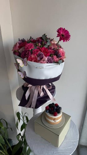 باقة الجلد مع كيكة التوت