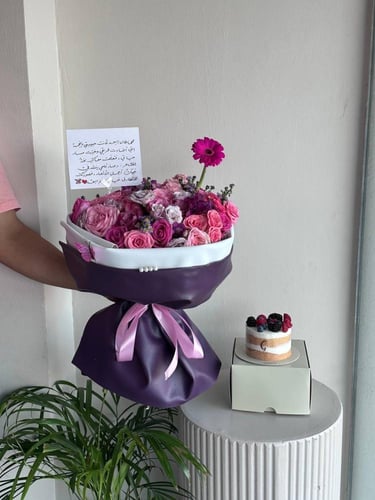 باقة الجلد الموف مع كيكة التوت