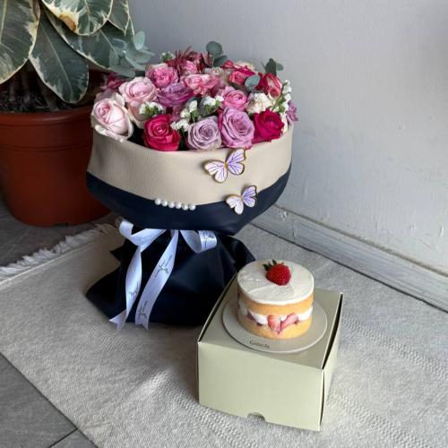باقة الجلد الكحلي مع كيكة الفراولة