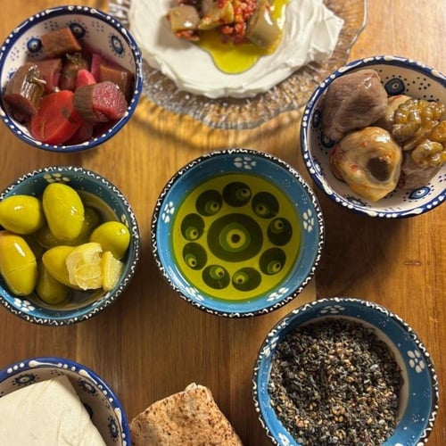 مكدوس مغمور بزيت زيتون الجوف