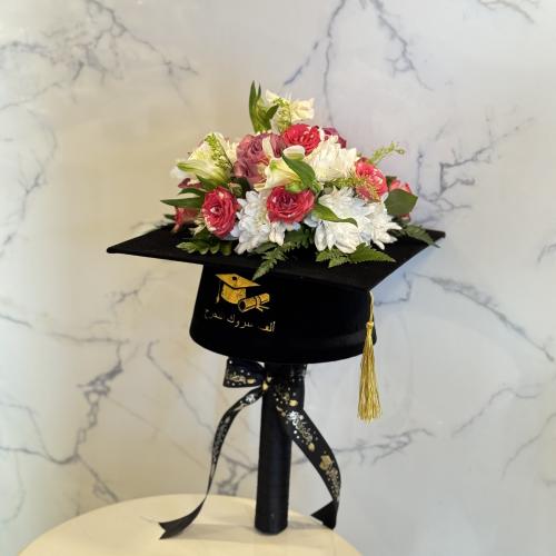 ورد طبيعي مع قبعة التخرج