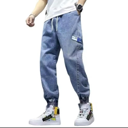 بنطلون جينز رجالي واسع الساق بتصميم عصري وأنيق.