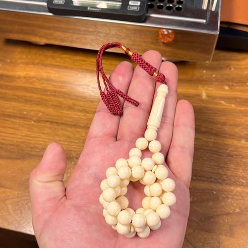 سبحة بكلايت ابيض معرق شبيهة ناب الفيل