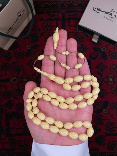 سبحة ضومنة لون كريمي