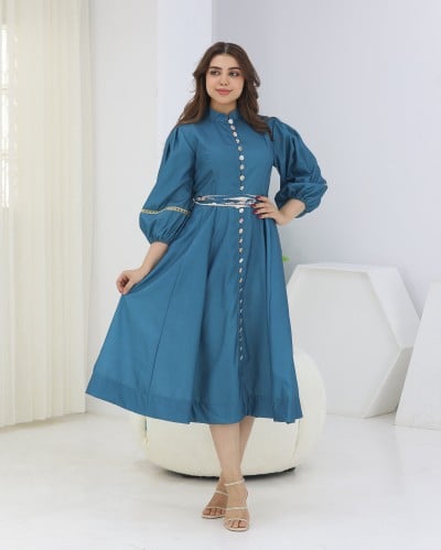 فستان ميد مزين بزراير ملكيه