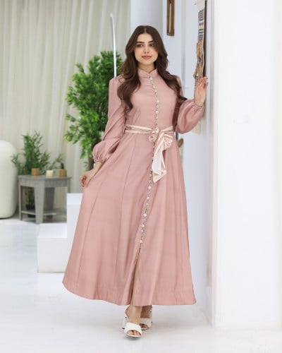 فستان طويل مزين بزراير ملكيه